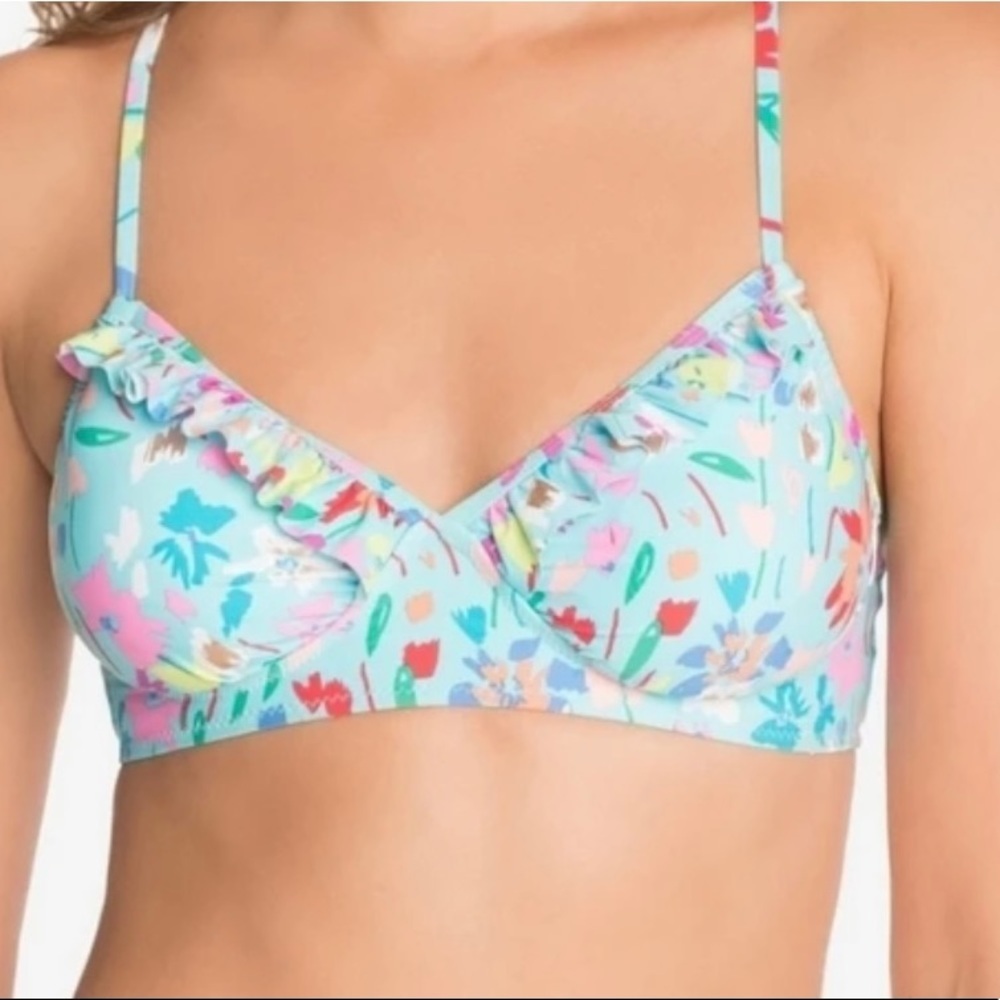 NWT Vera Bradley Super Bloom Sketch Ruffle Top
